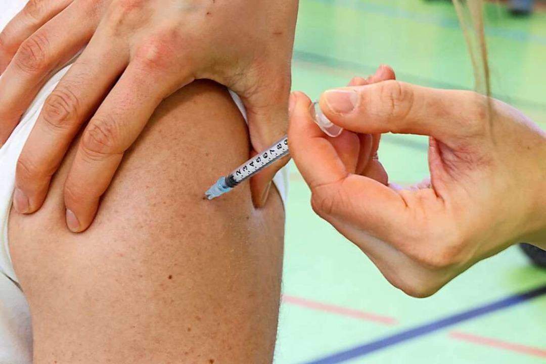 Impfaktionen sind mit hohem Personaleinsatz verbunden (Symbolfoto).  | Foto: Bodo Schackow (dpa)