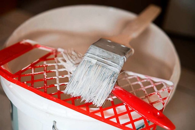 Ein Farbeimer mit Malerutensilien steht in einer Wohnung.  | Foto: Franziska Gabbert