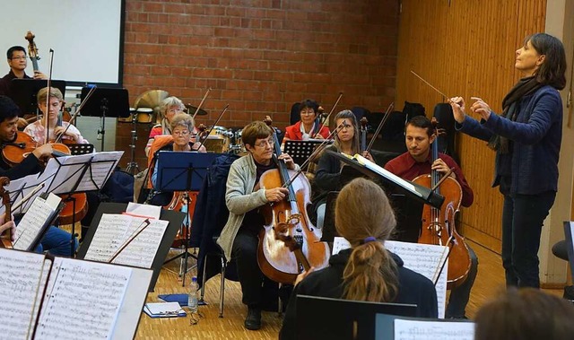 Das Oberrheinische Sinfonieorchester b... Brigitte Schnabel (rechts) in Lrrach  | Foto: Roswitha Frey