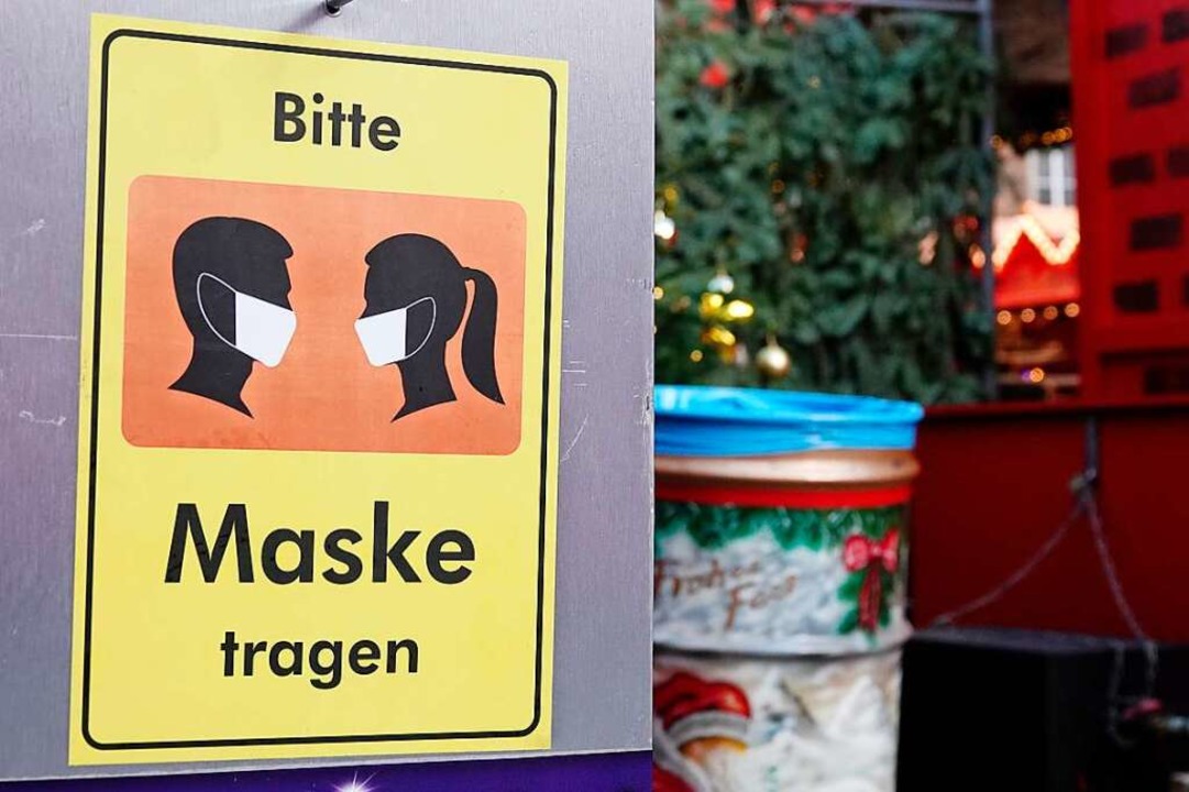 Auch auf dem Lörracher Weihnachtsmarkt...ine Maskenpflicht gelten (Symbolfoto).  | Foto: Mona Wenisch (dpa)