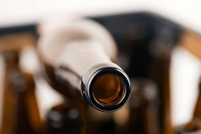 Mit einer Bierflasche hat ein Mann in ...mensstrae zu geschlagen (Symbolbild).  | Foto: kelifamily  (stock.adobe.com)