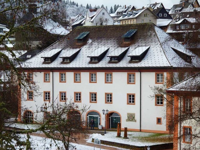 Das renovierte Marstallgebude mit vorweihnachtlichem Puderzucker.  | Foto: Thomas Mutter