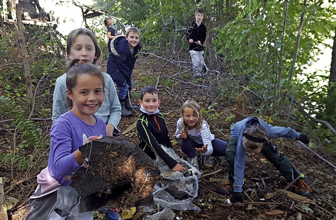 Die  Familienklasse der Grundschule Gersbach beim Müllsammeln im Wald.  | Foto: Privat