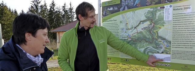 Joshua Petelka und Petra Kramer begutachten die neue Tafel.   | Foto: Heidrun Simoneit