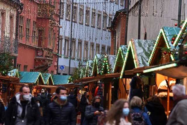 Recht eng ging&#8217;s zu beim Auftakt zum Freiburger Weihnachtsmarkt.  | Foto: Rita Eggstein