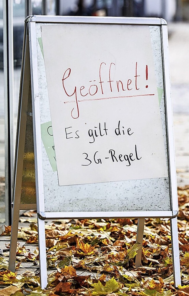 In vielen Lden gilt seit Mitte der Woche die 3G-Regel.  | Foto: Matthias Balk (dpa)