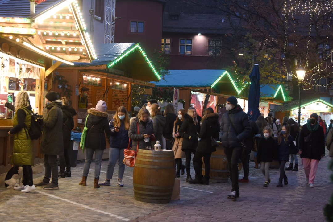 Recht eng ging&#8217;s zu beim Auftakt zum Freiburger Weihnachtsmarkt.  | Foto: Rita Eggstein
