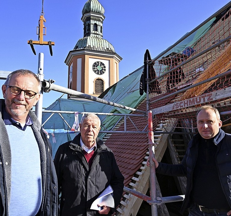Pfarrer Sickinger (links), Eberhard Vö... der Sanierung der Peter-Thumb-Kirche.  | Foto: suedkurier