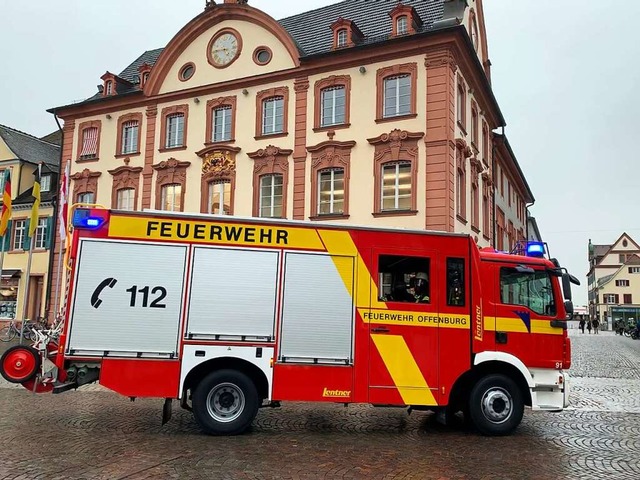 Feuerwehrfahrzeug vor dem Offenburger Rathaus  | Foto: Helmut Seller