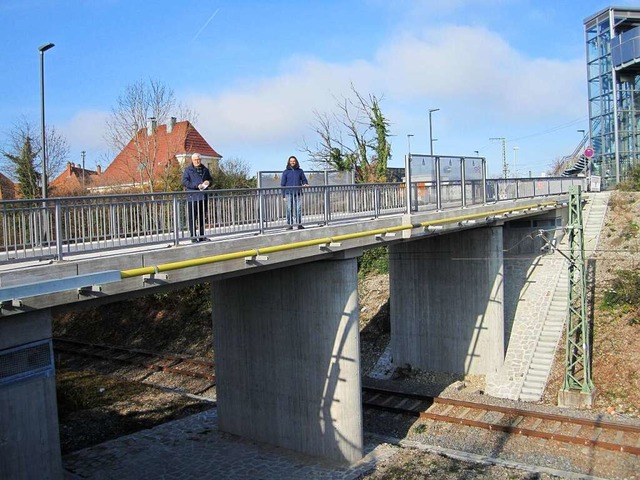 Die neue Brcke ins Wohngebiet Im Rad ...euen sich aber das 3,2 Millionen-Werk.  | Foto: Ulrich Senf