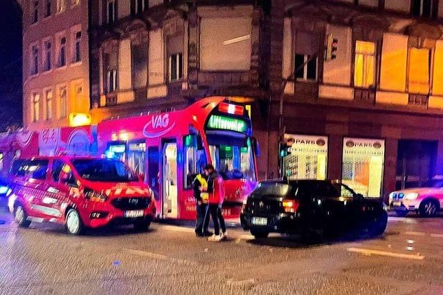Tram kollidiert mit BMW nahe dem Freiburger Schwabentor