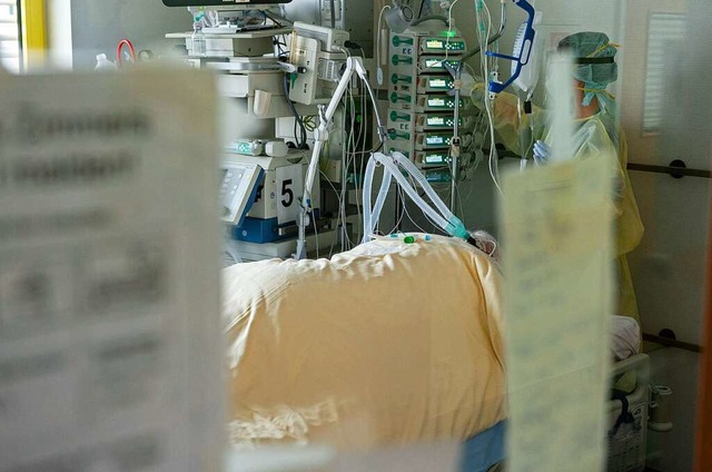 In Krankenhusern mssen wieder mehr C...uar auf der Lrracher Intensivstation.  | Foto: Jonas Hirt