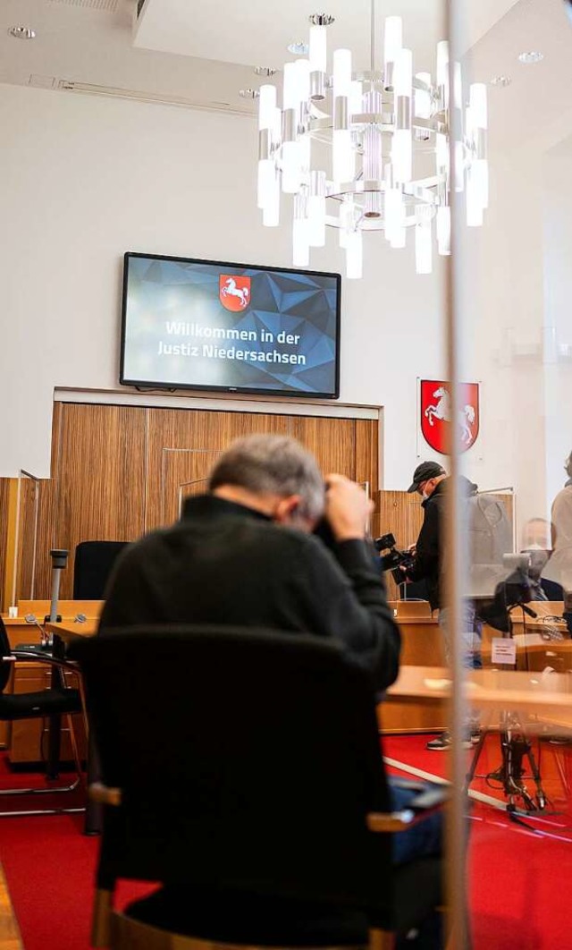Der angeblich 102-Jhrige sitzt im Gerichtssaal.  | Foto: Philipp Schulze (dpa)