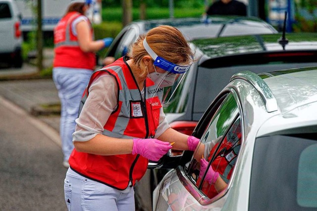 Neben mobilen Impfteams und dem Angebo...ch ber ein Impf-Drive-In nachgedacht.  | Foto: Henning Kaiser (dpa)