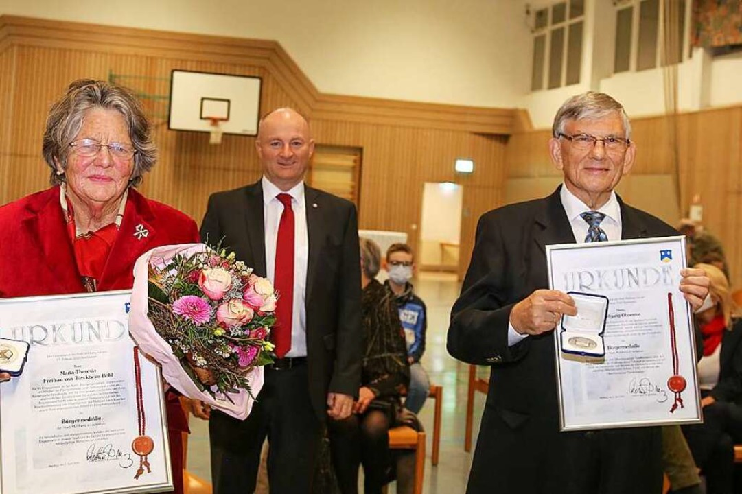 Der Mahlberger Bürgermeister Dietmar B...rechts) die Bürgermedaillen übergeben.  | Foto: Sandra Decoux-Kone
