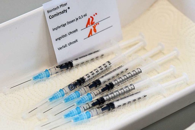 Pflegepersonal wird sich bald impfen lassen mssen.  | Foto: Swen Pfrtner (dpa)