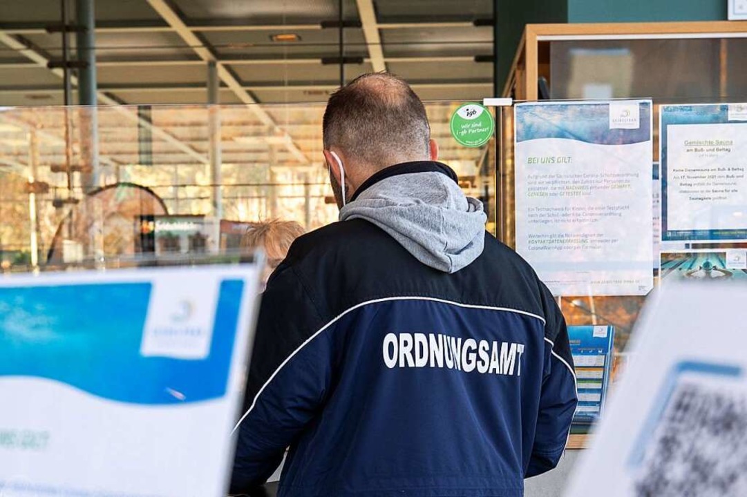 Die Ordnungsmter kontrollieren in vielen Fllen auch unangekndigt.  | Foto: Daniel Schfer (dpa)