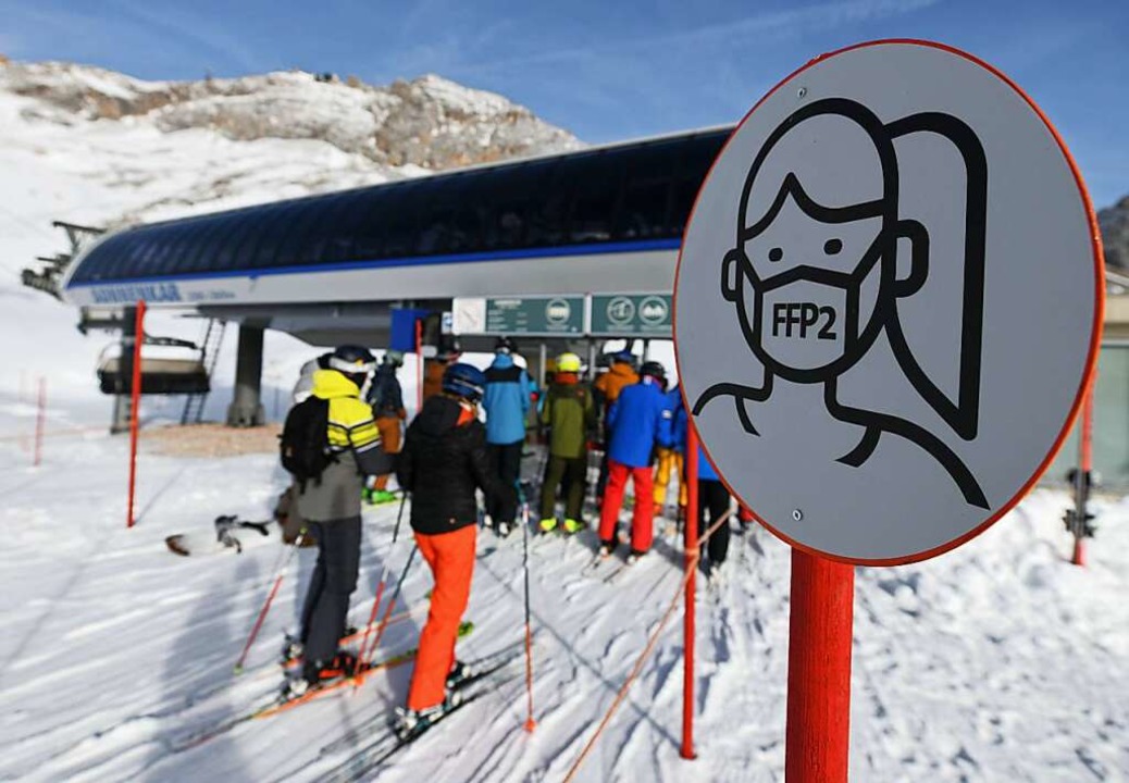 Die Skisaison auf der Zugspitze ist er...ht voll im Zeichen der Corona-Pandemie  | Foto: Angelika Warmuth (dpa)