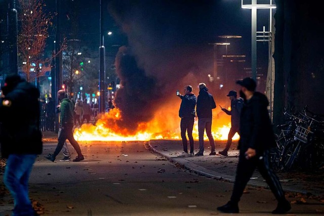 Bei Unruhen in Rotterdam wurden sieben Menschen verletzt  | Foto: - (dpa)