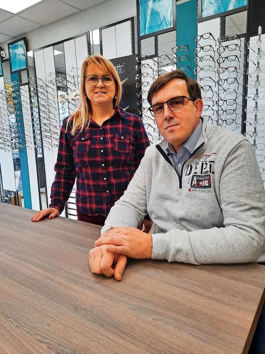 Laura Buhl sowie Jrg Truski von Optik...dversorgung davon ausgeschlossen sind.  | Foto: Erika Bader