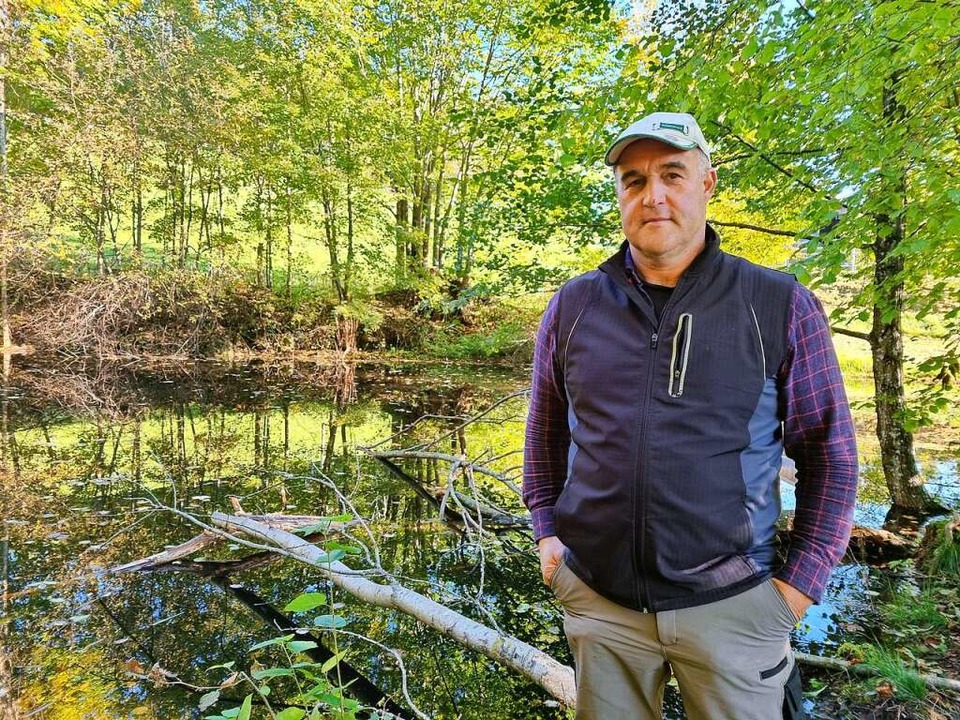 Johannes Ganter steht an dem zugewachsenen Brandweiher.  | Foto: Nadine Klossek-Lais