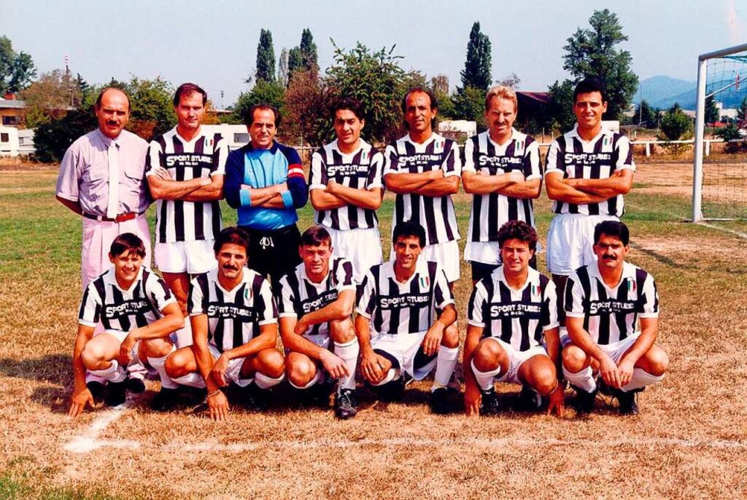 Um das Jahr 1987  spielten bei Juventu...ist ganz rechts in der vorderen Reihe.  | Foto: FC Juventus Capri
