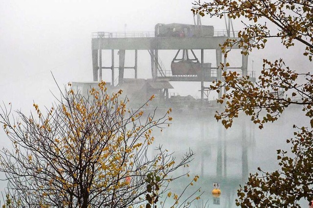 Im Novembernebel nur schemenhaft auszu...n Sommermonaten weiterhin ermglichen.  | Foto: Ruth Seitz