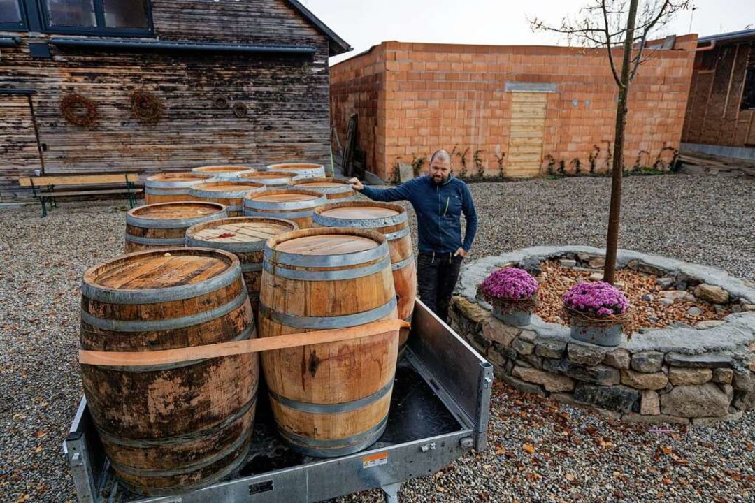 Umzug der letzten Rotweine aus dem Kel...tsteht eine Terrasse für die Vinothek.  | Foto: Martin Wendel