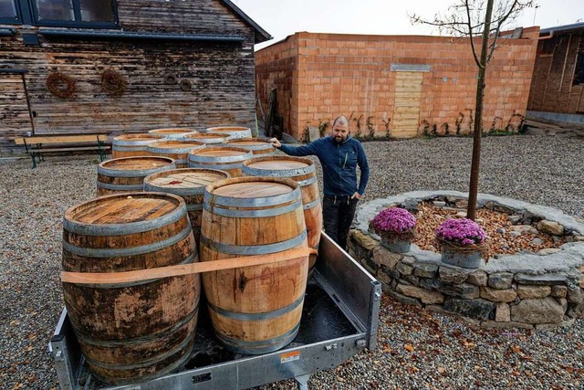 Umzug der letzten Rotweine aus dem Kel...tsteht eine Terrasse fr die Vinothek.  | Foto: Martin Wendel