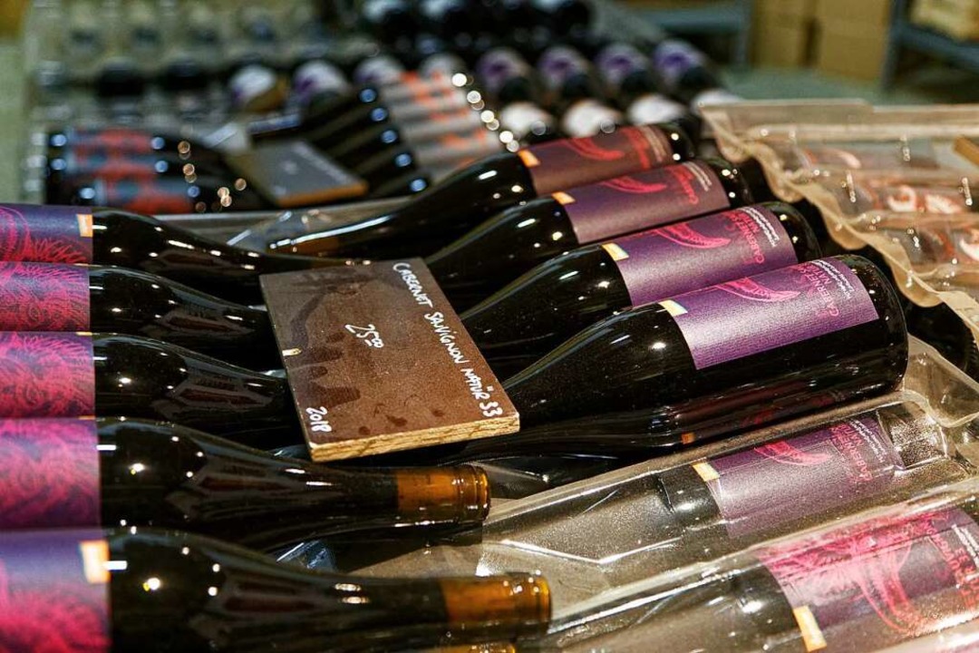 Naturwein stapelweise im Verkaufsraum  | Foto: Martin Wendel