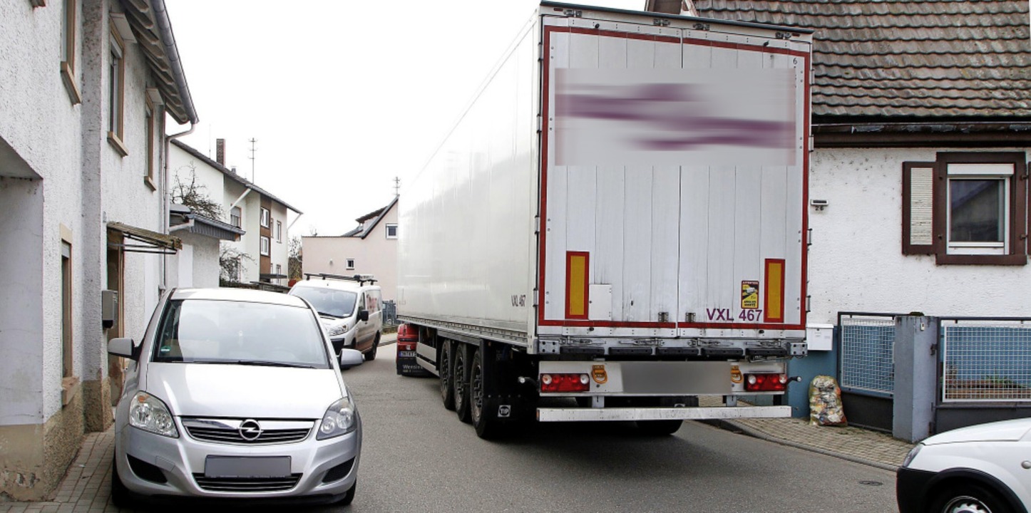 Wenn sich groe Fahrzeuge begegnen, kann es eng werden in Schuttern.  | Foto: Heidi Fel