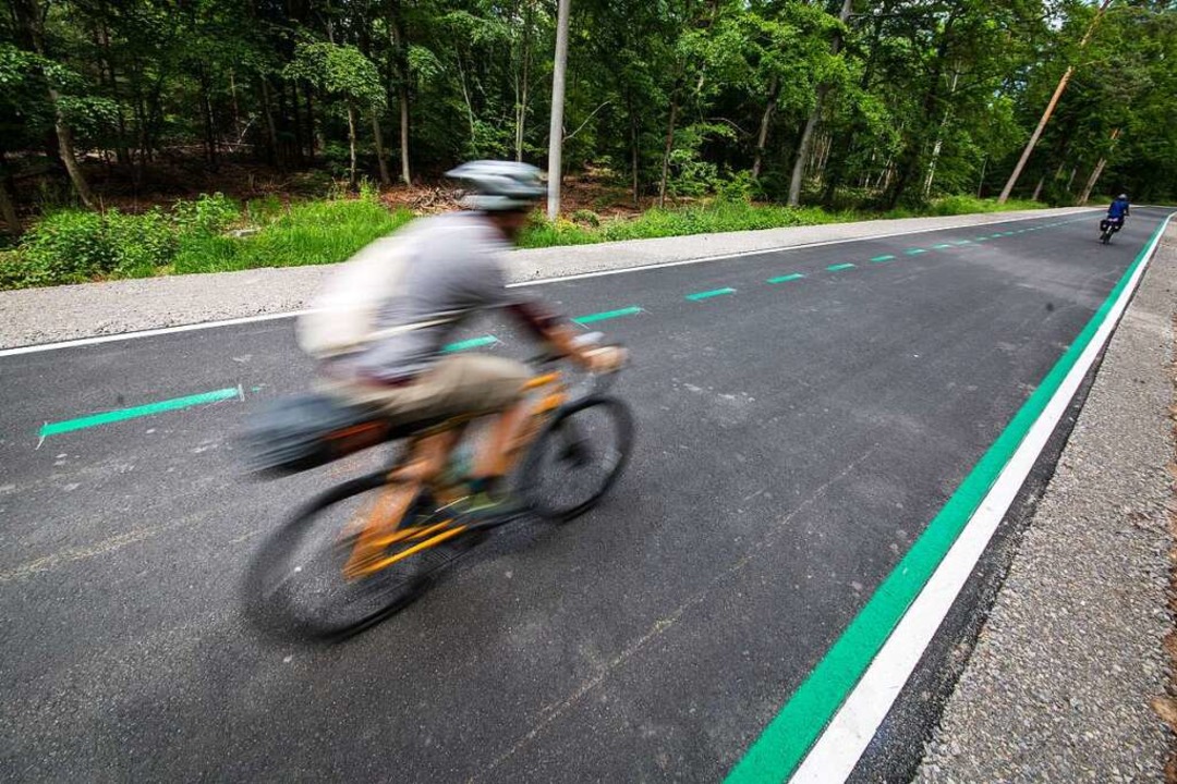 Fr den Radschnellweg nach Basel wird ...tadt noch die Vorzugsvariante gesucht.  | Foto: Christoph Schmidt (dpa)