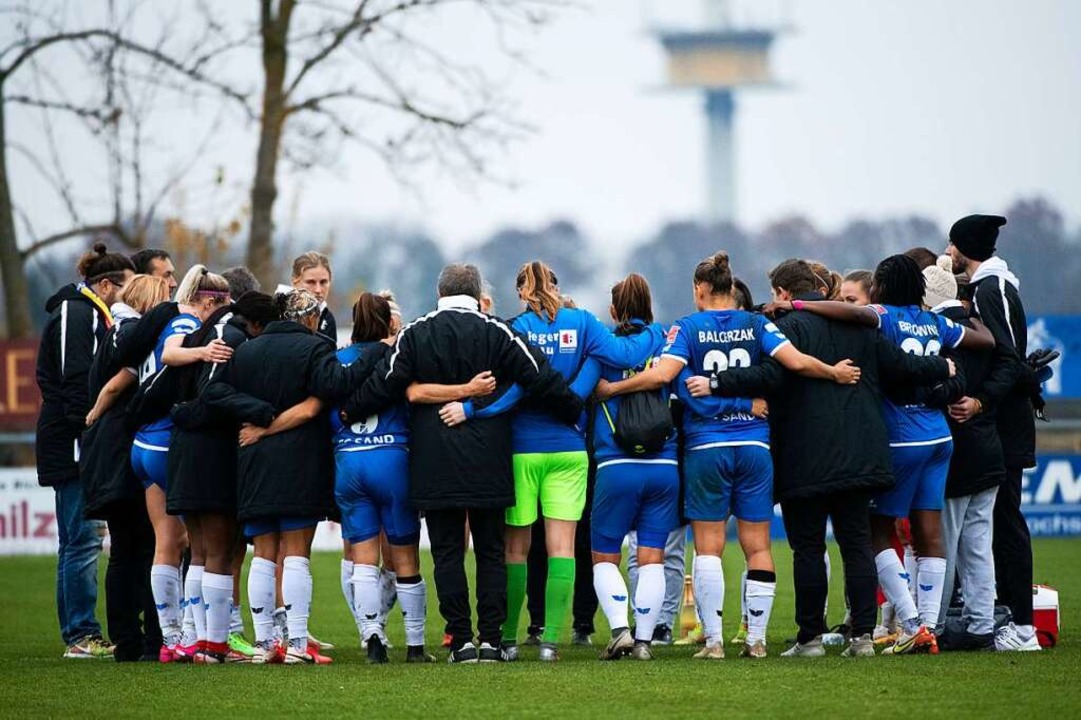 Enttäuscht bilden Spielerinnen, Traine...dieser Saison noch die Wende gelingen?  | Foto: Eibner/Michael Memmler