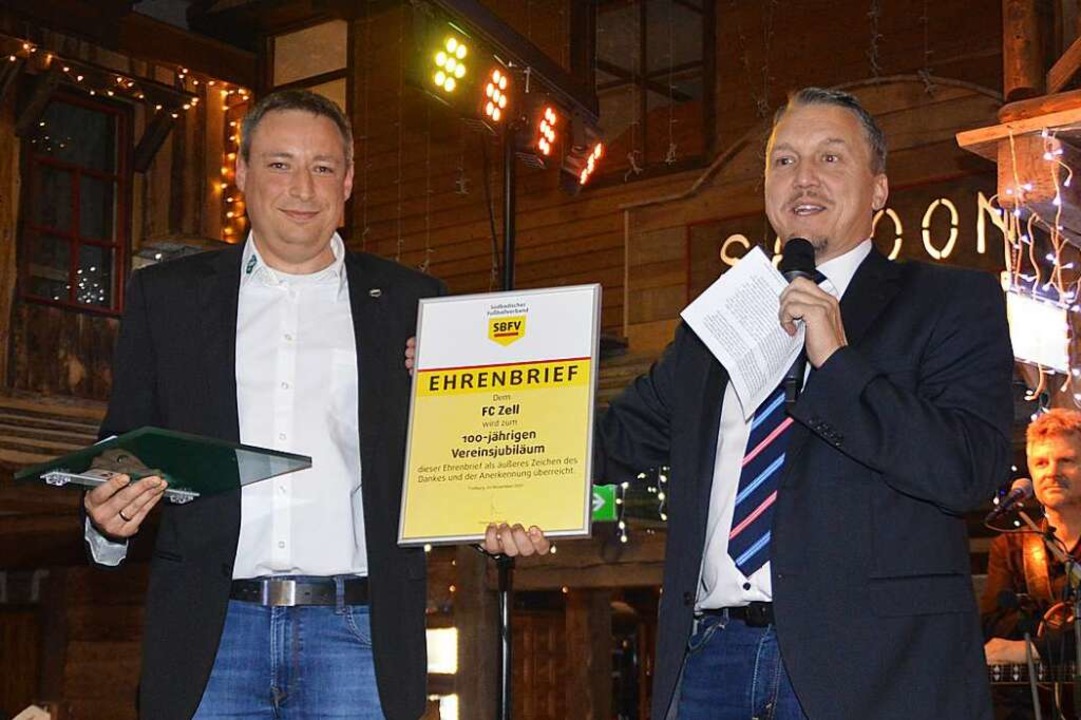 FC-Vorsitzender Jrgen Philipp (links)...ief des Sdbadischen Fuballverbandes.  | Foto: Edgar Steinfelder