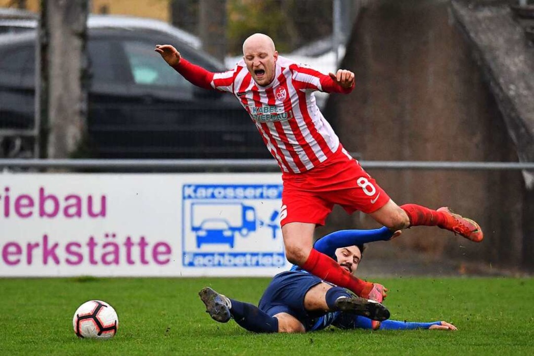 Emotional und umkmpft: Das Spitzenspi...Offenburger FV gegen den FC Denzlingen  | Foto: Wolfgang Kuenstle