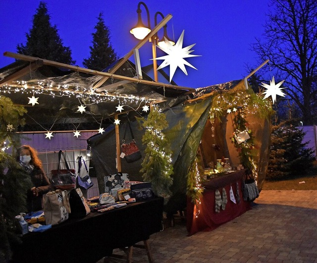 Der Adventszauber in Wyhlen lockte mit...d Schnen sowie heimeliger Atmosphre.  | Foto: Heinz und Monika Vollmar