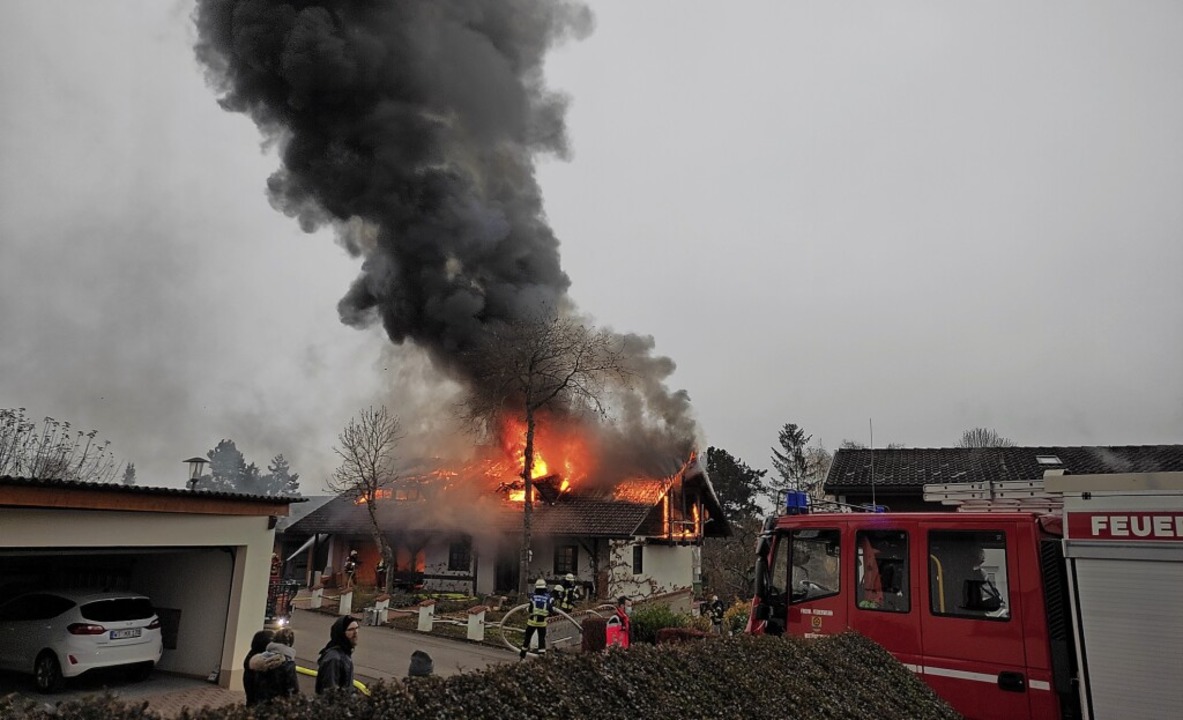 Ein Wohnhaus in Erzingen brannte am Samstag völlig aus.  | Foto:  Eva Baumgartner