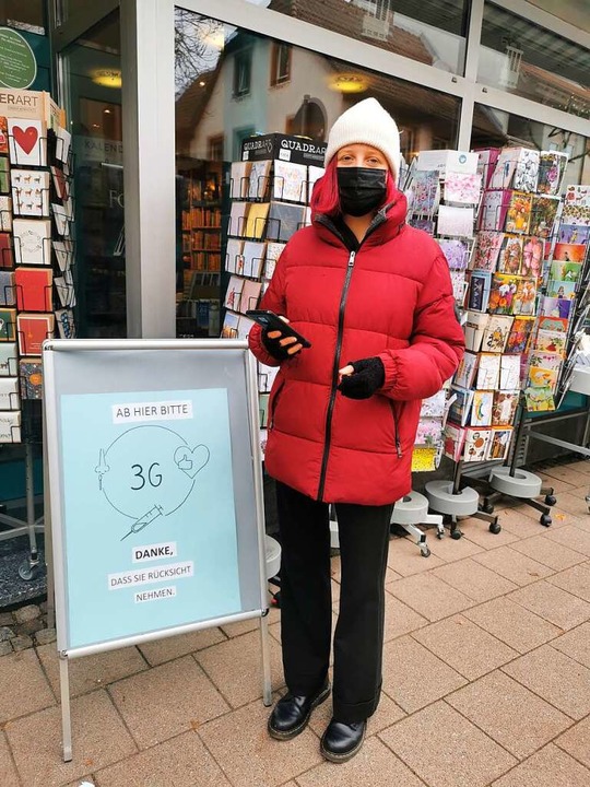 Lisa Wehrbein scannt die Nachweise vor vor der Buchhandlung Augustiniok.  | Foto: Dorothea Scherle