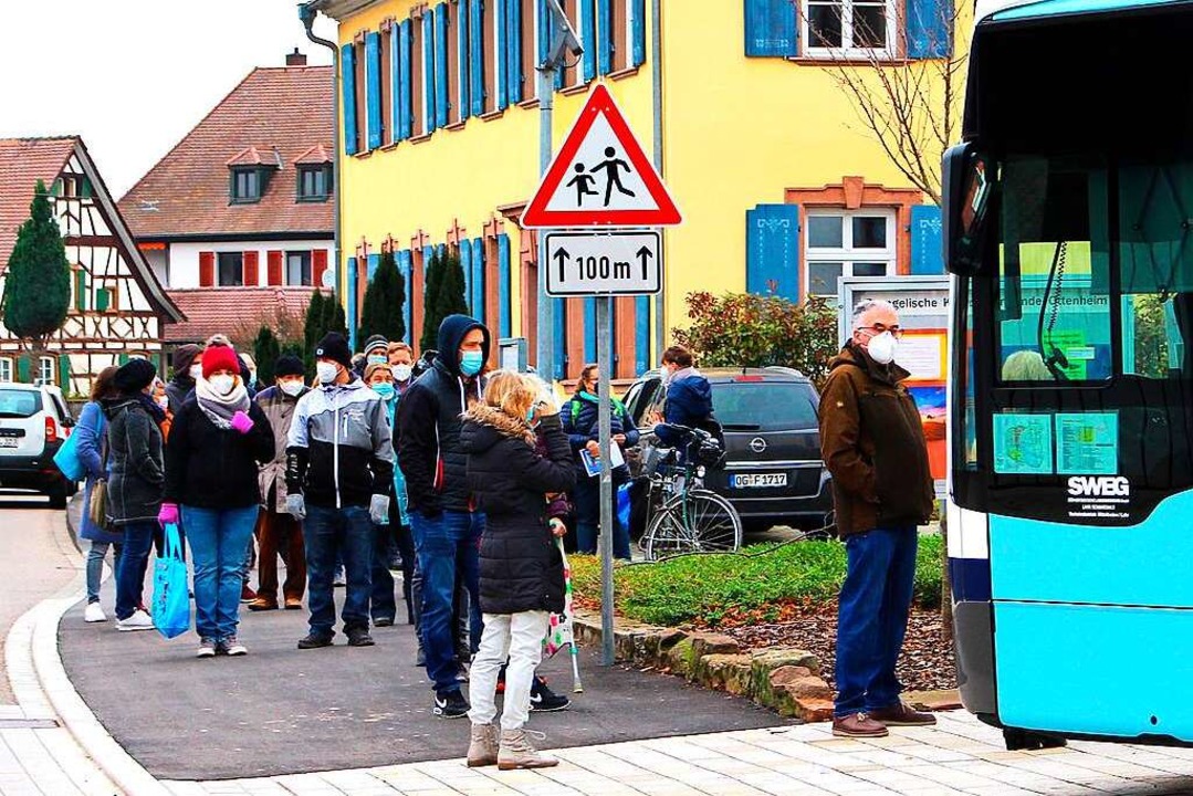 Eine lange Schlange hat sich am Samstag vor dem Impfbus in Schwanau gebildet.  | Foto: Reiner Beschorner