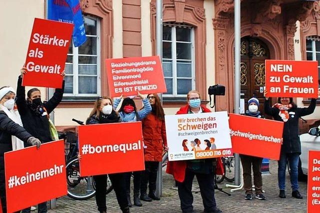 Offenburg zeigt Flagge gegen Gewalt an Frauen