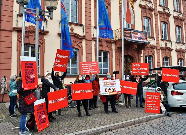 Unter drei blauen Fahnen demonstriert ...erk Offenburg gegen Gewalt an Frauen.   | Foto: Wolfgang Achnitz