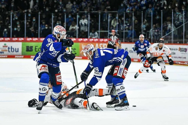 Robust am Puck: Wild Wing Will Weber (...ngt Grizzly Jan Nijenhuis aufs Eis.     | Foto: Silas Stein via www.imago-images.de