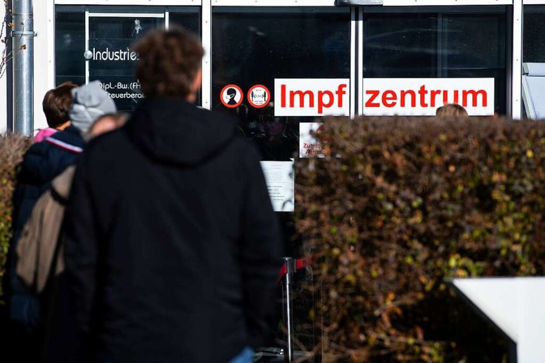 Vor einem Impfzentrum in Bayern warten...e generelle Impfpflicht ausgesprochen.  | Foto: Sven Hoppe (dpa)