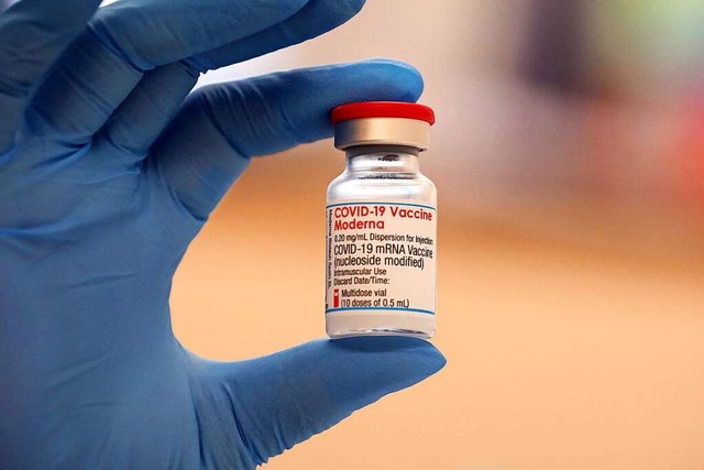 Eingelagerte Moderna-Impfdosen erreichen bald das Ende der Haltbarkeit.  | Foto: Bodo Schackow (dpa)