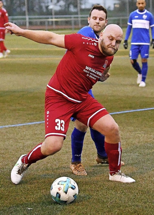 Janosch Bologna (vorne) und der  FV La...en  deutlich beim SV Niederschopfheim.  | Foto: Wolfgang Knstle