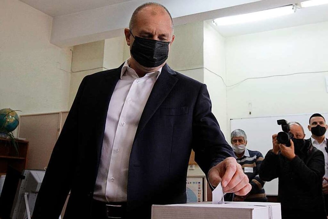 Rumen Radew gibt seine Stimme in einer...scheidet die Präsidentenwahl für sich.  | Foto: Valentina Petrova (dpa)