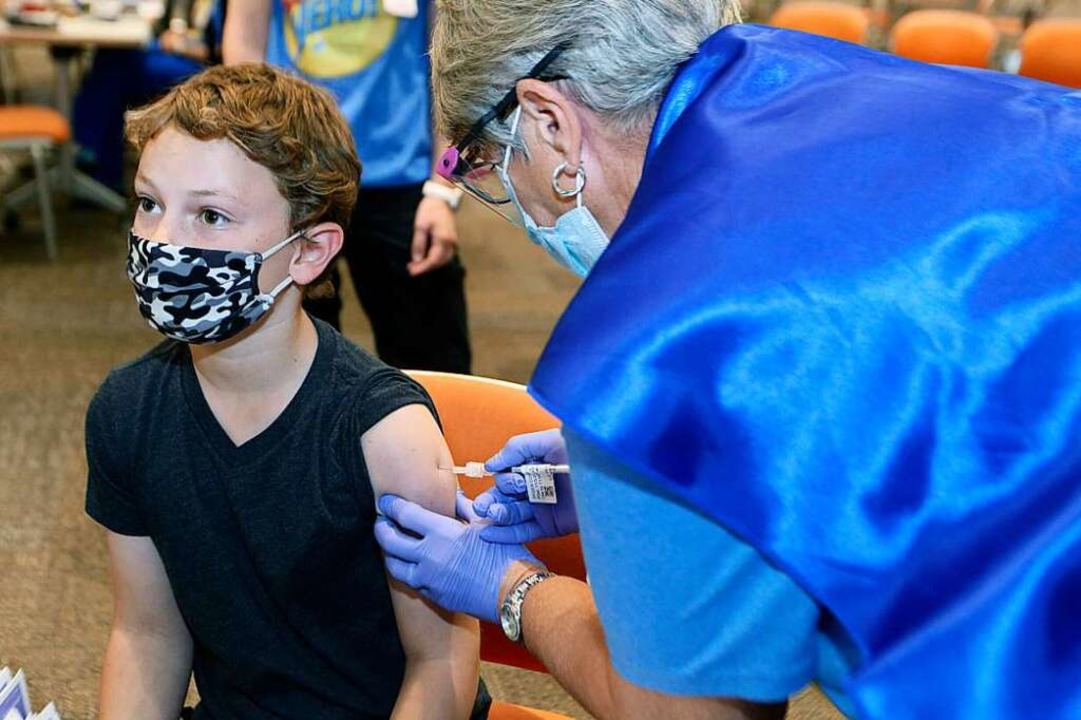 Impfung eines Jungen in den USA. Schon...pfstoffe für 5- bis 11-Jährige fallen.  | Foto: Paul Vernon (dpa)