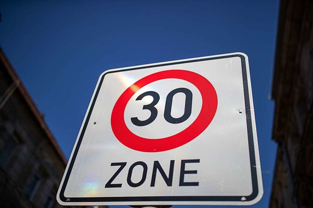 Viele Städte wollen selbst entscheiden können, wo sie Tempo 30-Zonen einrichten.  | Foto: Daniel Karmann (dpa)