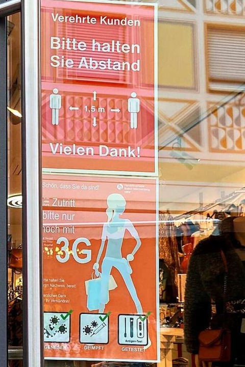 Fashion Trend weist am Eingang auf die 3G-Regel hin.  | Foto: Christoph Giese