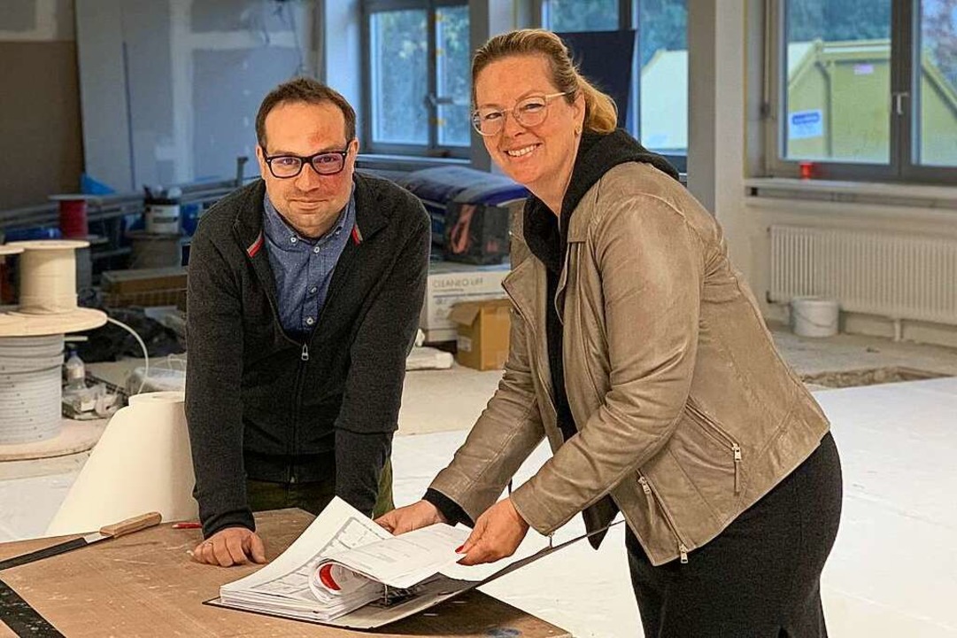Rektorin Janine Regel-Zachmann und Kon...a wird derzeit der neue Boden verlegt.  | Foto: Franziska Hetze